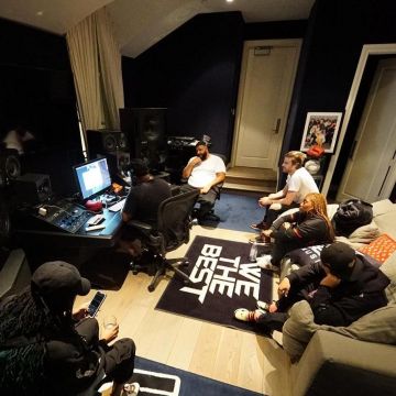 The pair of Nike Air Jordan 1 Retro High OG Banned worn by a friend of DJ Khaled on his account Instagram