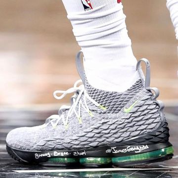 Sneakers Nike LeBron 15 KSA worn by LeBron James on a post-Instagram