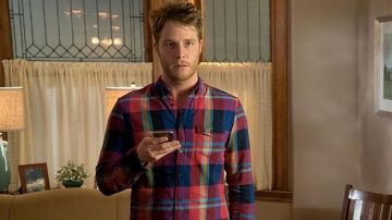 The plaid shirt of Brian Finch (Jake McDorman) in Limitless S01E21