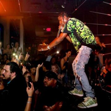 Zapatillas Nike Air Force x Travis Scott usadas por Travis Scott en el Instagram de NiceKicks