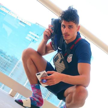 Sneakers Nike Air VaporMax Flyknit Collegiate Navy worn by Premium on his account Instagram