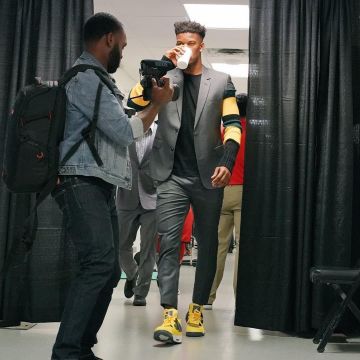 Sneakers Nike Air Jordan 4 Retro Ls "lightning" of Jimmy Butler on the Instagram of NiceKicks