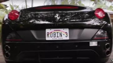 La plaque d'immatriculation "Robin-3" de la Ferrari noire de Thomas Magnum (Jay Hernandez) dans Magnum P. I. (2018) (S01)