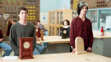 L'horloge en bois de Patrick (Ezra Miller) dans le film Le monde de Charlie