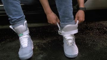 Sneakers Nike Air Mag "Back to the future" Marty McFly (Michael J. Fox) in Back to the future II