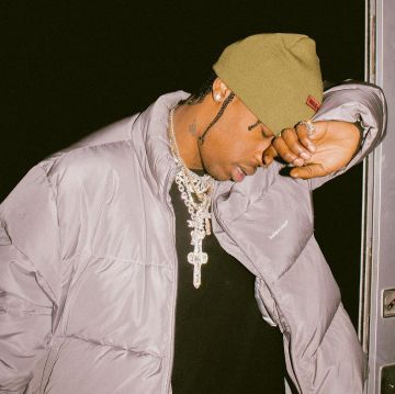 The down jacket grey Balenciaga worn by Travis Scott on his account Instagram