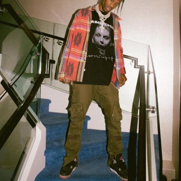 The pair of Nike Air Jordan 4 Retro "bred 2012 Release" carried by Travis Scott on his account Instagram