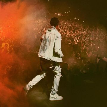 El par de zapatillas Nike Air Force 1 x Travis Scott usadas por Travis Scott en concierto en su cuenta de Instagram