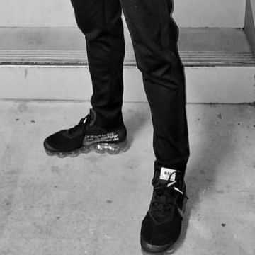 The sneakers Vapormax Nike x Off white 2018 worn by Kevin Hart on a post to Instagram