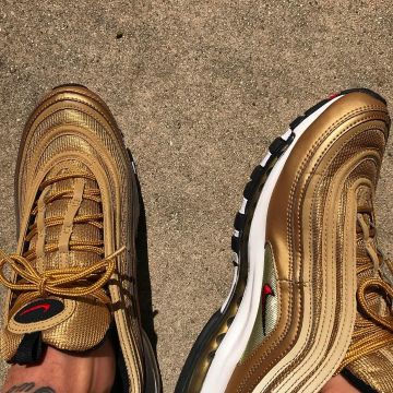 The pair of Nike Air Max 97 OG QS Gold Bullet on the account Instagram of Sean Wotherspoon