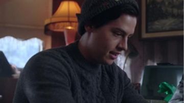 Le pull Ben Sherman porté par Jughead Jones (Cole Sprouse) dans Riverdale S02E09