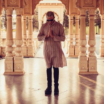 The pair of Nike Air VaporMax More black DJ Snake on his account Instagram