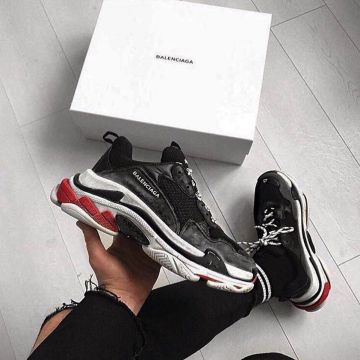 El Balenciaga negro en la cuenta de Instagram @papa.kross