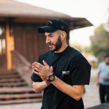 Camiseta negra balenciaga de Karim Benzema en Instagram
