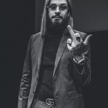 The belt leather Gucci with buckle double G SCH on his account Instagram