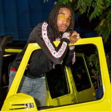 The tracksuit jacket Givenchy worn by Quavo on his account Instagram