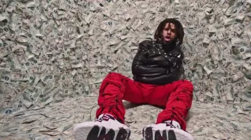 Les sneakers Nike Air More Money blanches et rouges de J. Cole dans son clip ATM