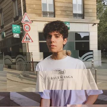 Camiseta blanca de Balenciaga de Sulivan Gwed en su cuenta de Instagram