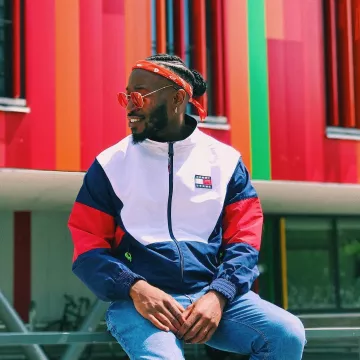 The tracksuit jacket 90s Tommy Hilfiger to Jaymax on his account Instagram