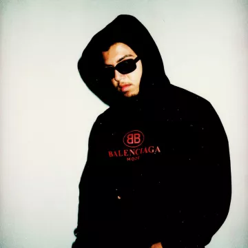 Sudadera con capucha negra y roja "modo Balenciaga" de Hamza en Instagram