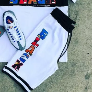 The short black pyramid of the brand of Chris Brown seen on the account Instagram of Chris Brown