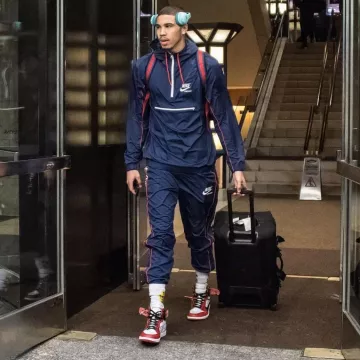 sneakers Air Jordan 1 Off-White red-and-white views on the account Instagram of JAY TATUM