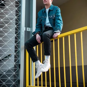 Zapatillas blancas chuck taylor converse vistas en la cuenta de Instagram de JAADIEE