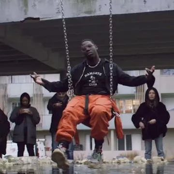 Las zapatillas Balenciaga Triple S grises, rojas y azules de Dinos en su cuenta de Instagram