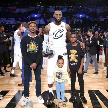 Le maillot de basket blanc des Cavaliers n°23 de Lebron James (All-Star Game 2018) sur l'insta de Complex