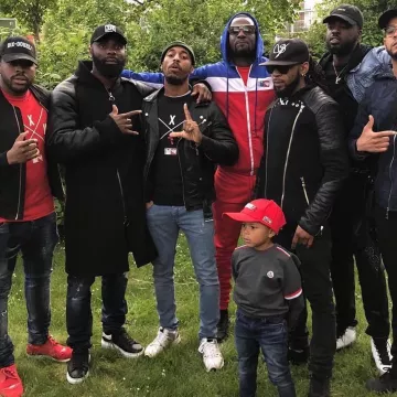 el par de zapatillas negras oversize que Alexander Mcqueen usó por Kaaris en su publicación de instagram