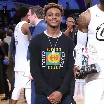 Le pull noir avec logo Gucci vu sur l'instagram de Complex