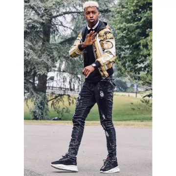 La paire de sneakers Chain Reac­tion Noires par Ver­sace portée par Presnel Kimpembe sur son compte Instagram