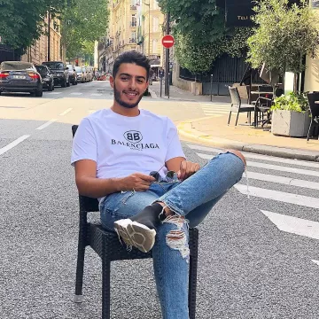 Camiseta blanca BB Balenciaga de Fahd El Amrousy en Instagram