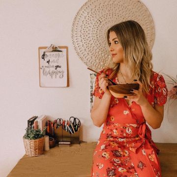 The dress was orange and long flower EnjoyPhoenix (Mary Lopez) on his account Instagram