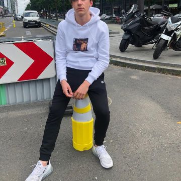 The pair of Nike Air Max 270 white worn by Alix Gavoille aka @alixgavoille on Instagram