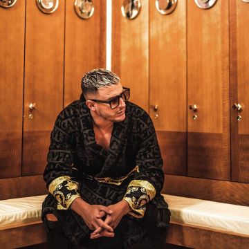 The bathrobe Versace DJ Snake on his account Instagram