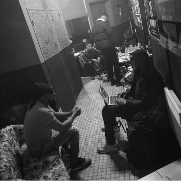 zapatillas de furgoneta negras vistas en la cuenta de Instagram de Alonzo