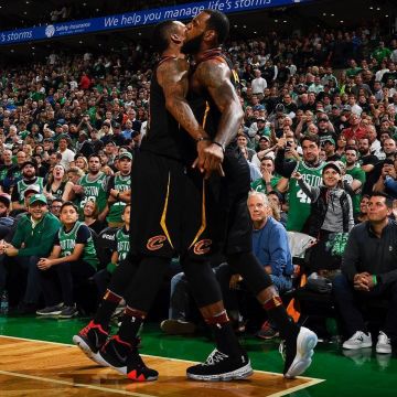 Zapatillas Nike Kyrie 4 negras y rojas vistas en la cuenta de Instagram de JR Smith