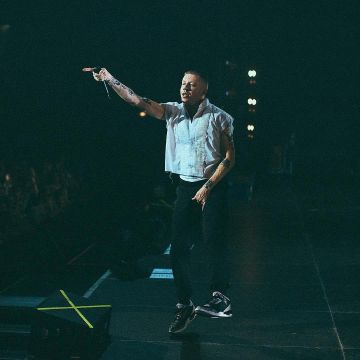 El par de nike Air Jordan 3 de cemento negro usado por Macklemore en concierto (foto de Instagram)