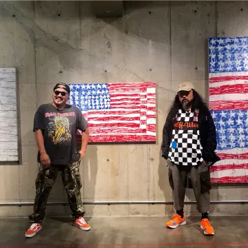 Sneakers orange Nike Zoom Fly Mercurial x OffWhite Takashi Murakami in front of tables of flags us on Instagram