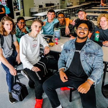 La camiseta negra champion del amigo de Giancarlo Purch aka Blazendary en su cuenta de Instagram