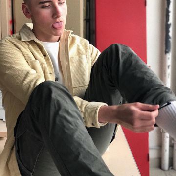 una camiseta usada por LOUIS CZNV en instagram