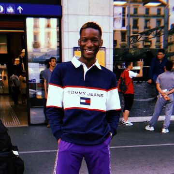 The rugby polo 90's Tommy Hilfiger worn by Flower Birdyy on his account Instagram