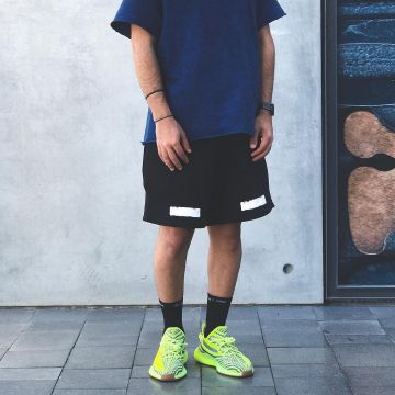 El par de Adidas Yeezy Boost 350 V2 Semi Frozen Yellow usado por Del.Ten en su cuenta de Instagram