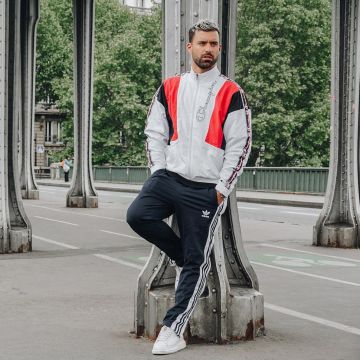 La pareja de baloncesto oversize de Alexander McQueen que lleva Vincent Queijo