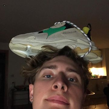 La pareja de Balenciaga Triple S de Magnus en su cuenta de Instagram