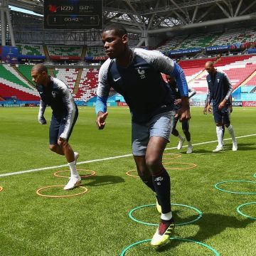 Chaussures de foot à crampons jaunes Adidas Predator 18+ Terrain souple de Paul Pogba sur le terrain vues sur Instagram