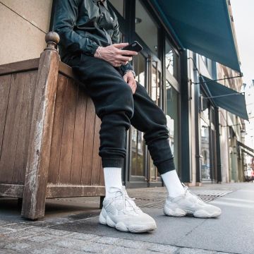 El par de Adidas Yeezy Desert Rat 500 Blush usado por Raphaël des Anges
