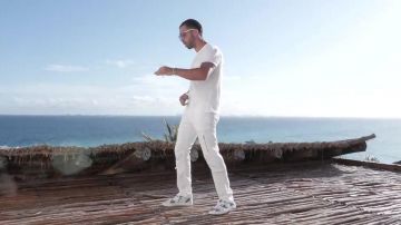 Les Chaussures bleu délavé DSQUARED2 de PNL dans son Clip J'suis QLF