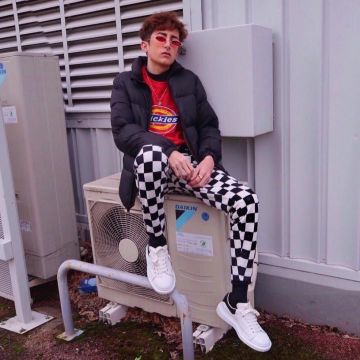 El par de zapatillas oversize de Alexander McQueen usadas por Lythan Cottaz